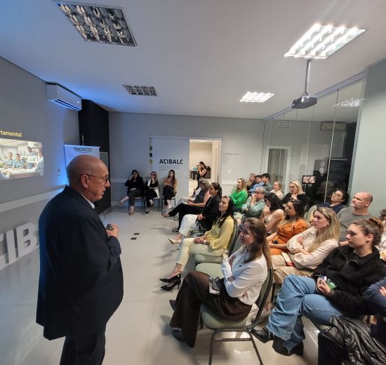 Dr. Arnoni Caldart inspira público em palestra na ACIBALC