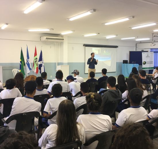 História de sócio da Rockfeller Idiomas é tema de palestra para alunos de escola de BC