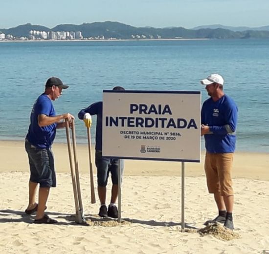 Praias de Balneário Camboriú interditadas recebem placas de orientação contra o uso