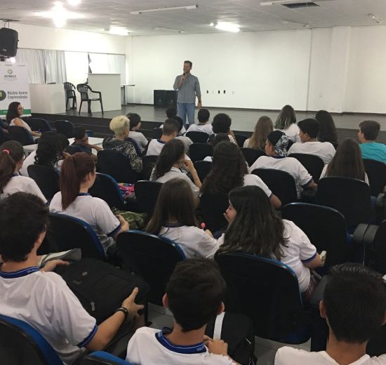 Trajetória de Presidente do Cejesc é tema de bate papo com alunos da educação municipal de BC